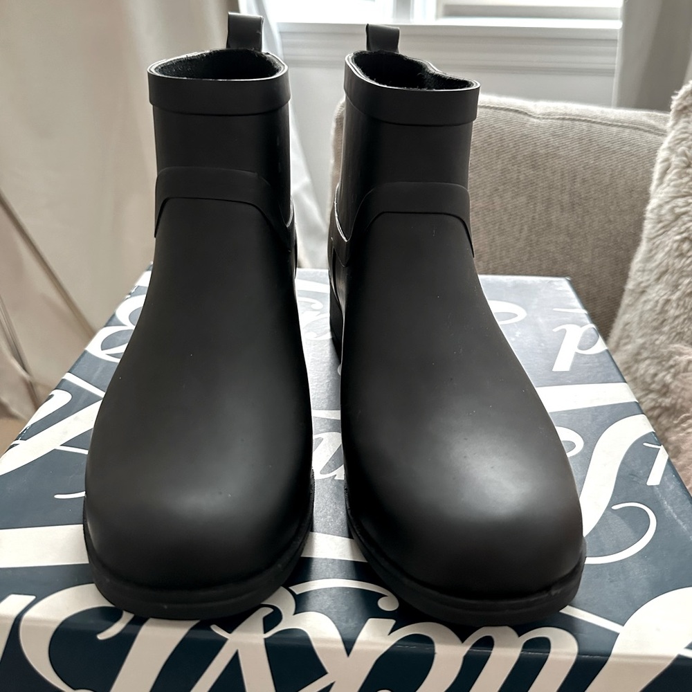 Lucky rain boots black above the ankle size 10